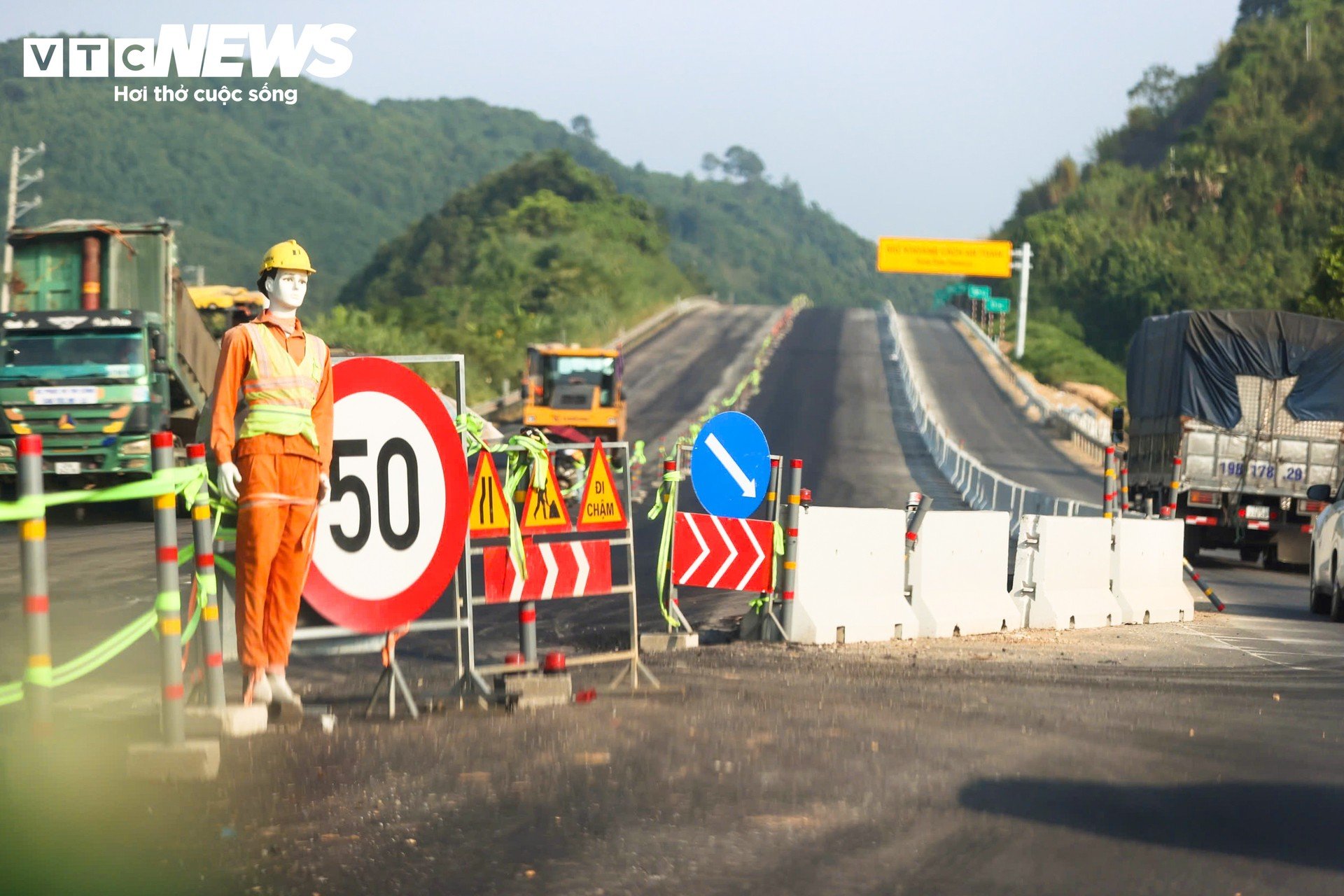 Hơn 120km trên cao tốc Nội Bài - Lào Cai thay đổi ra sao sau một năm mở rộng? - 8