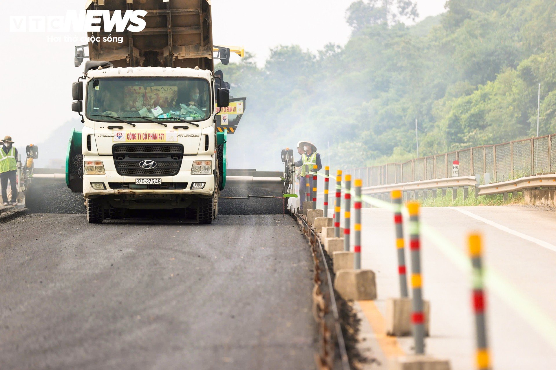 Hơn 120km trên cao tốc Nội Bài - Lào Cai thay đổi ra sao sau một năm mở rộng? - 10