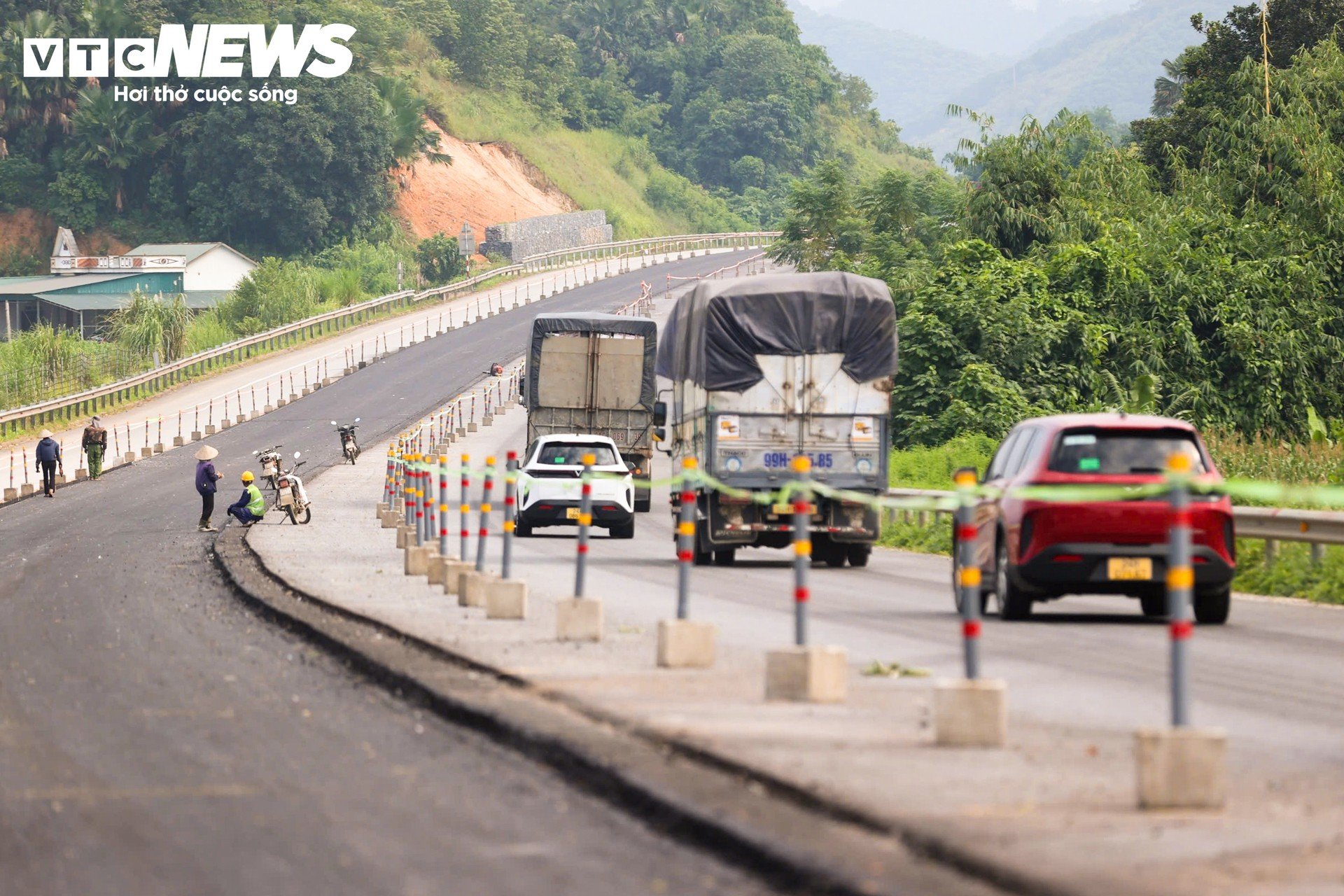 Hơn 120km trên cao tốc Nội Bài - Lào Cai thay đổi ra sao sau một năm mở rộng? - 14