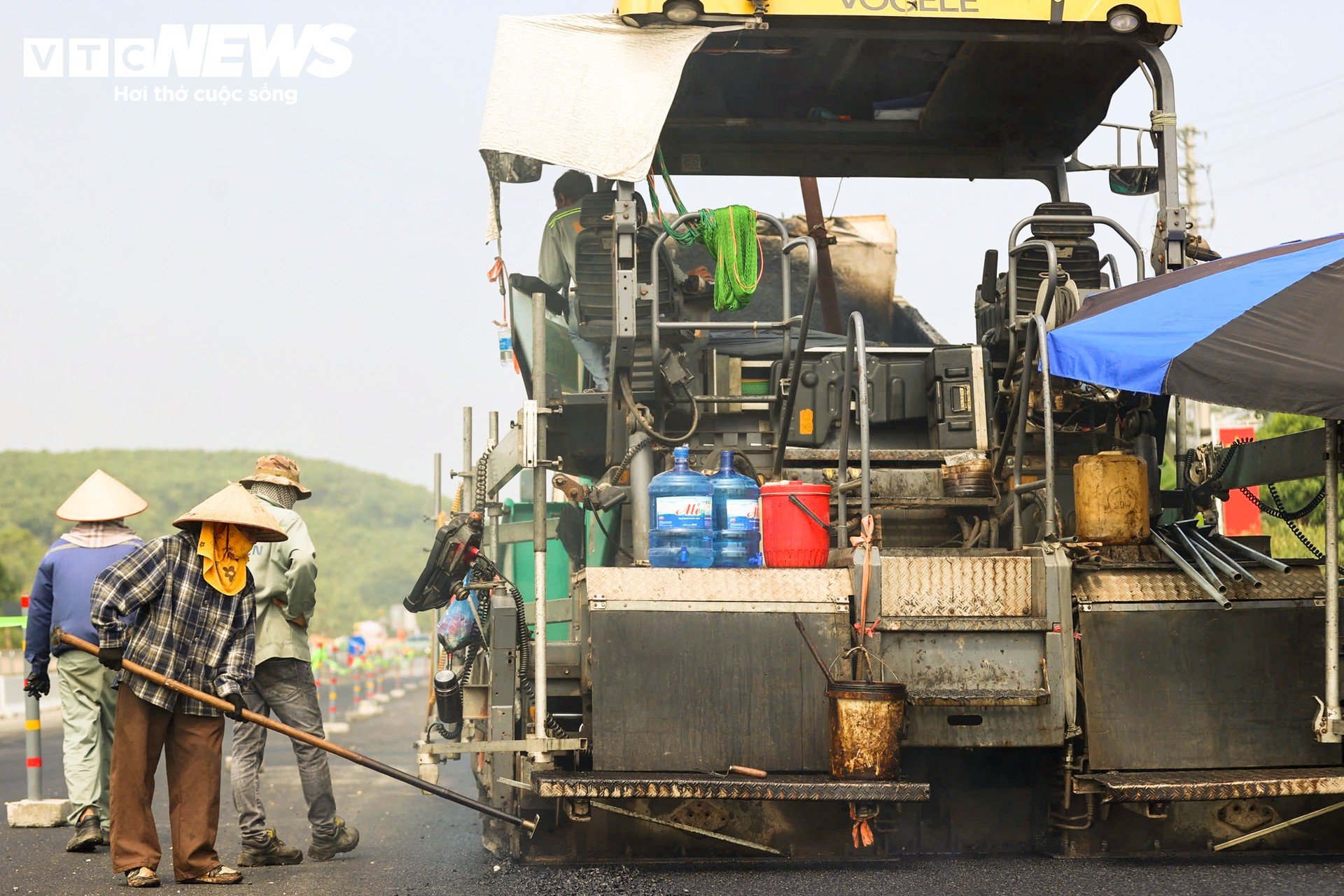 Hơn 120km trên cao tốc Nội Bài - Lào Cai thay đổi ra sao sau một năm mở rộng? - 15