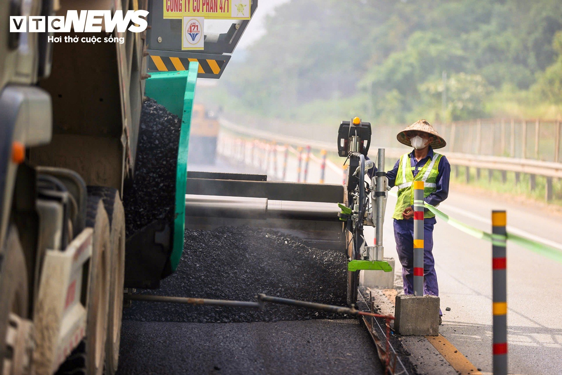 Hơn 120km trên cao tốc Nội Bài - Lào Cai thay đổi ra sao sau một năm mở rộng? - 17