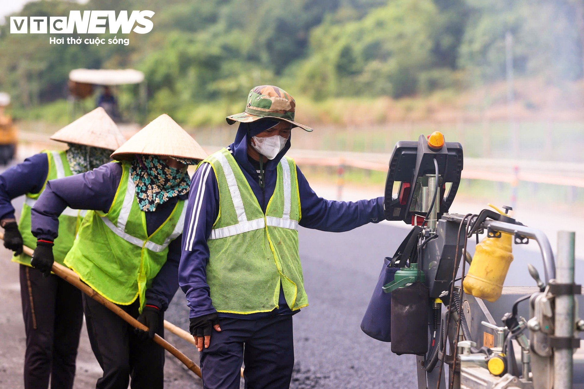 Hơn 120km trên cao tốc Nội Bài - Lào Cai thay đổi ra sao sau một năm mở rộng? - 18