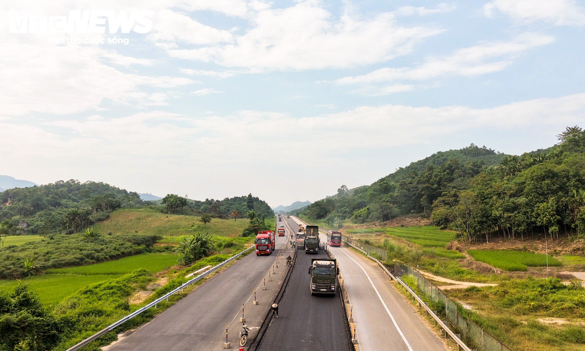 Hơn 120km trên cao tốc Nội Bài - Lào Cai thay đổi ra sao sau một năm mở rộng? - 19