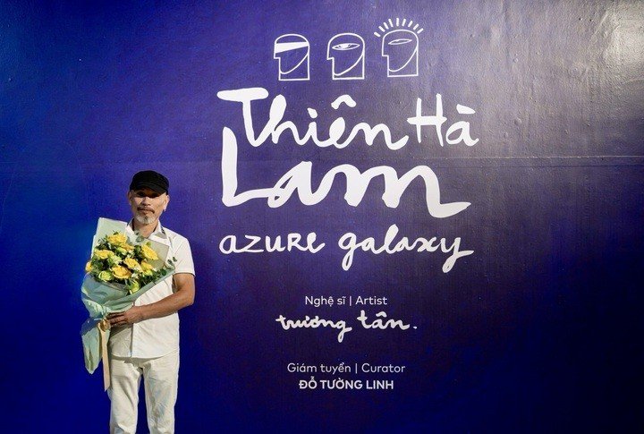 Nghệ sĩ Trương Tân tại Lễ khai mạc Triển lãm “Thiên hà lam | Azure Galaxy”.