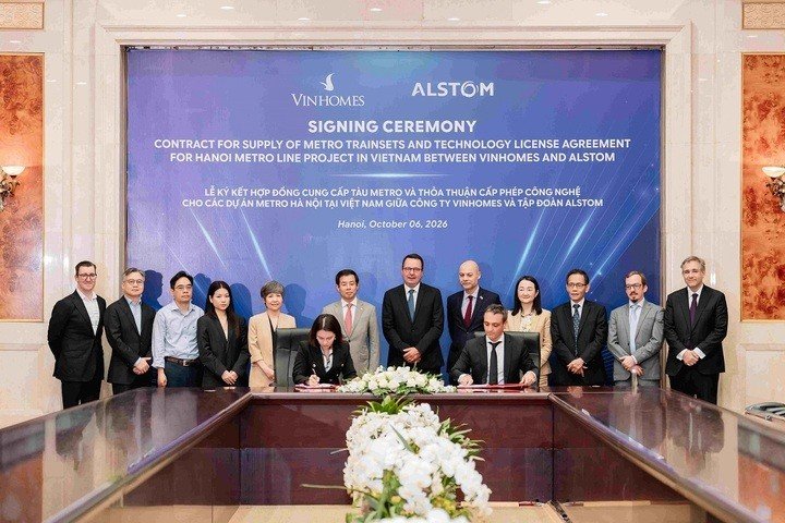 Bà Nguyễn Thu Hằng - Tổng Giám đốc Vinhomes (trái) và ông Yann Maixandeau - Giám đốc điều hành Alstom khu vực Đông Á, ký hợp đồng hợp tác giữa hai bên.