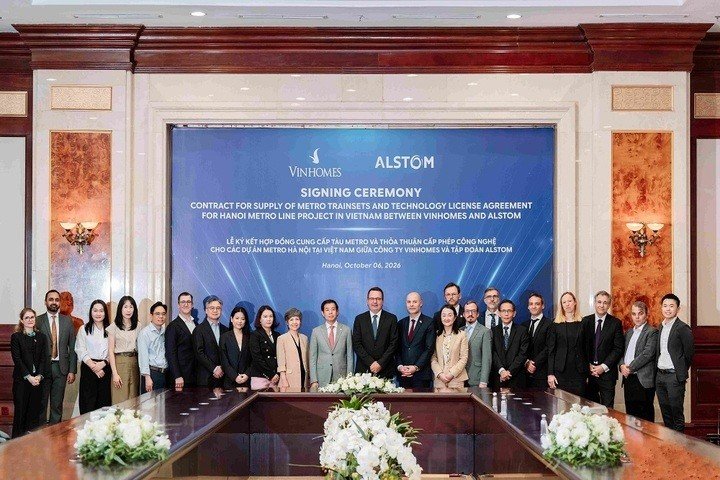 Đại diện Tập đoàn Vingroup, Tập đoàn Alstom, và Đại sứ quán Pháp tại Việt Nam, chụp ảnh lưu niệm tại sự kiện.