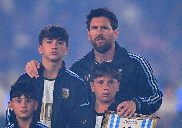 Các con trai của Messi được đặc cách đứng cạnh cha khi thực hiện nghi thức hát quốc ca trước trận. (Ảnh: Reuters)