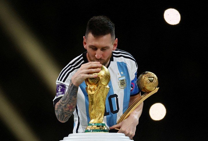 Messi bên chức vô địch World Cup 2022 - Ảnh: Reuters