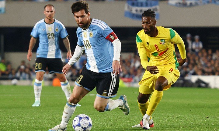 Các cầu thủ Argentina cố gắng dồn bóng cho Messi. Siêu sao 39 tuổi là nhân vật chính của trận đấu này. (Ảnh: Reuters)