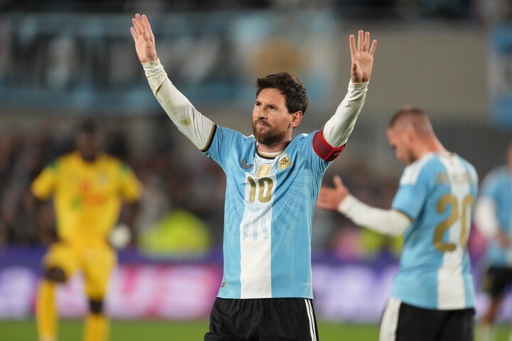 Phút 71, Messi ghi bàn thắng cuối cùng cho đội tuyển Argentina bằng cú sút chân trái quen thuộc. Siêu sao 39 tuổi thực hiện thành công quả phạt đền, đưa bóng găm thẳng vào nóc lưới. Bàn thắng khiến các khán đài chật kín người tại sân Estadio Monumental vỡ òa trong tiếng hô vang đồng thanh: “Messi, Messi”. (Ảnh: AP)