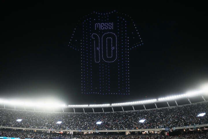 Màn trình diễn ánh sáng bằng máy bay không người lái tái hiện chiếc áo đấu của Lionel Messi diễn ra sau trận đấu. (Ảnh: AP)