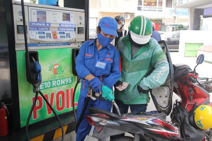 Theo dự thảo Nghị định thay thế các nghị định hiện hành về kinh doanh xăng dầu, doanh nghiệp sẽ được giao quyền quyết định giá bán. (Ảnh minh họa: Minh Đức).