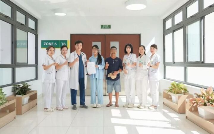 Tập thể nhân viên y tế chúc mừng bệnh nhân trong ngày được xuất viện.