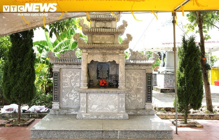 Trong những năm qua, thân nhân các liệt sỹ và đồng bào tử nạn vận động xã hội hóa xây dựng lầu bia tưởng niệm các anh hùng liệt sĩ và đồng bào tử nạn tại Mả Chìa.