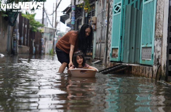 Ngập kéo dài làm ảnh hưởng đến sinh hoạt, di chuyển và cuộc sống thường ngày của người dân. (Ảnh: Lương Ý)