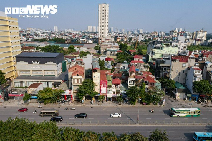 Không khí giải phóng mặt bằng đang diễn ra khẩn trương trên đường Giải Phóng, đoạn qua phường Tương Mai (Hà Nội), khi nhiều hộ dân bắt đầu di chuyển tài sản, tháo dỡ nhà cửa để bàn giao đất thực hiện Dự án Trục không gian Quốc lộ 1.
