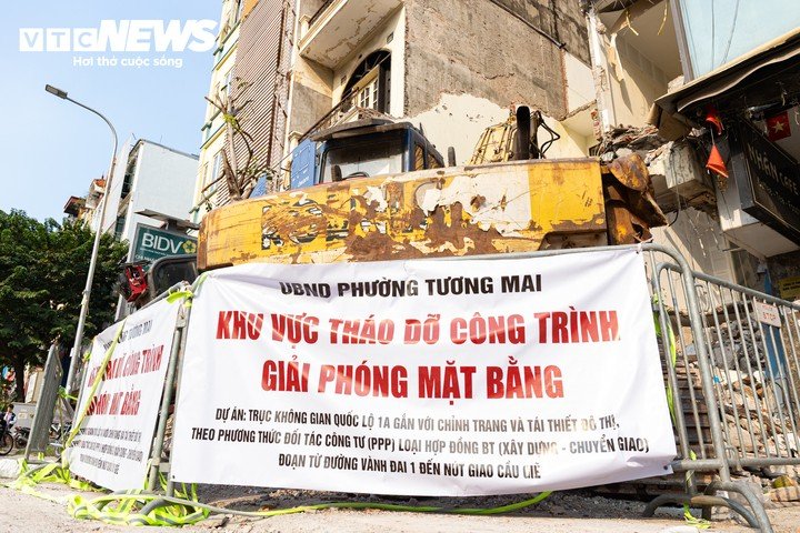 Theo ghi nhận của PV Báo Điện tử VTC News, máy xúc và các thiết bị chuyên dụng được đưa đến hiện trường, hỗ trợ người dân phá dỡ những công trình nằm trong phạm vi dự án.