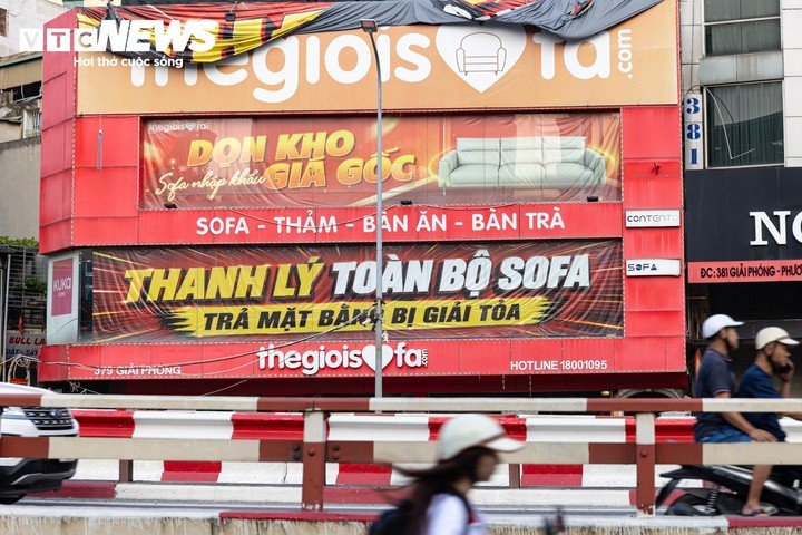 Trên tuyến đường xuất hiện nhiều biển thanh lý hàng hóa, phản ánh quá trình thu hẹp hoạt động kinh doanh trước thời điểm di dời.