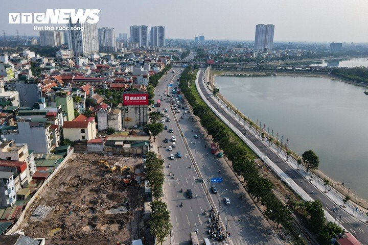 Theo phương án thiết kế, tuyến đường rộng 90 m, bố trí 16 làn xe, gồm 10 làn trên tuyến chính và 6 làn song hành, mỗi bên 3 làn. Tốc độ thiết kế đạt 80 km/h. Hà Nội đặt mục tiêu cơ bản hoàn thành dự án trong năm 2027.