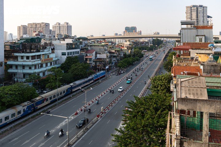 Riêng đoạn tuyến dài khoảng 1,5 km qua phường Phương Liệt có 14 tổ chức và 232 hộ gia đình có nhà ở riêng lẻ bị ảnh hưởng. Dự án cũng tác động đến 3 khu tập thể cũ 5 tầng với 195 căn hộ, một khu tập thể 2 tầng gồm 20 căn hộ và khoảng 42.667,2 m² đất giao thông do UBND phường quản lý.