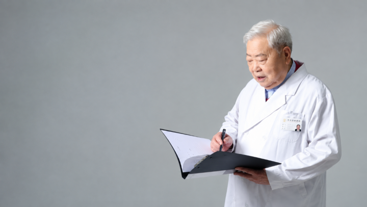 Bác sĩ Hứa Nhuận Tam vẫn rất khỏe mạnh, minh mẫn dù tuổi đã cao.