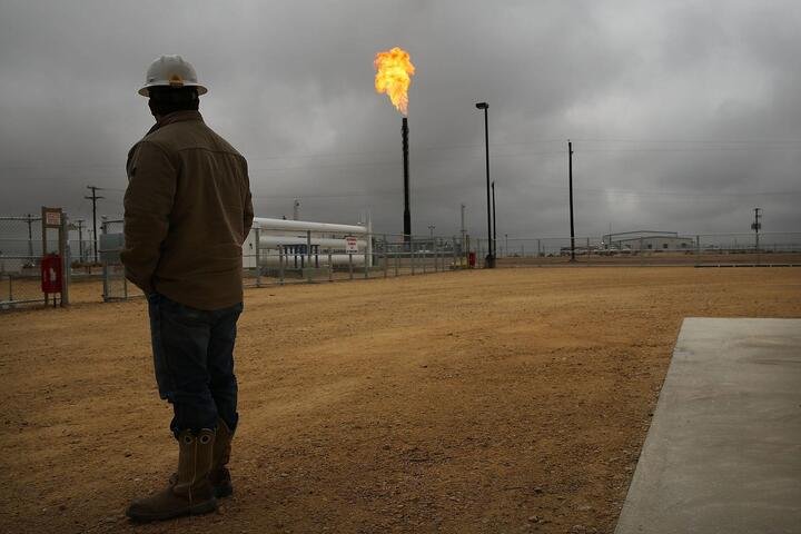 Ngọn lửa đốt khí thải tại một khu khai thác dầu ở Texas, Mỹ. (Ảnh: Bloomberg)