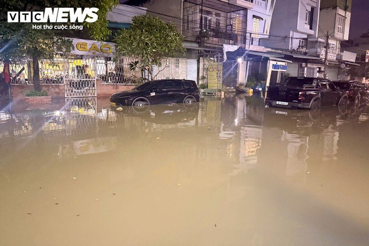 Theo ghi nhận của PV Báo Điện tử VTC News tại khu dân cư Tân Vũ Minh và những tuyến đường lân cận, khoảng 4h15, nước bắt đầu dâng lên mặt đường. Chỉ 15 phút sau nước đã tràn ngang đường và tiếp tục lên nhanh.