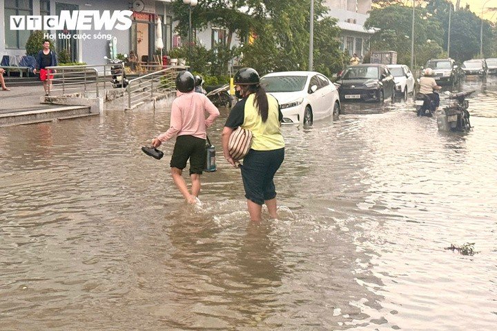 Triều cường dâng cao lúc rạng sáng, hàng loạt ô tô ở TP.HCM chìm trong biển nước - 11