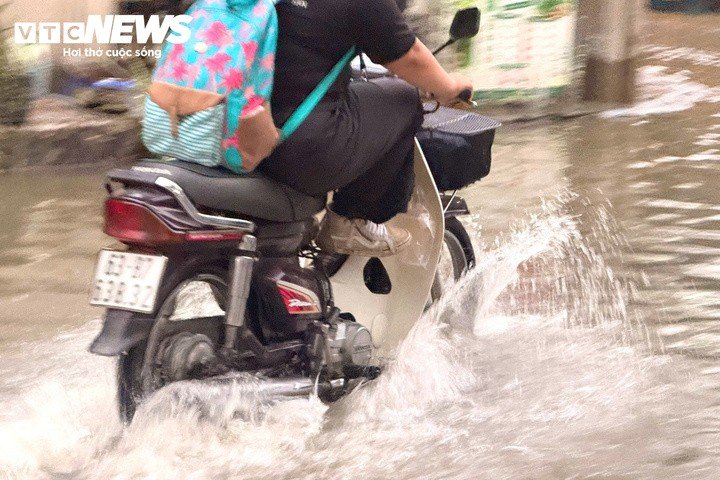Triều cường dâng cao lúc rạng sáng, hàng loạt ô tô ở TP.HCM chìm trong biển nước - 12