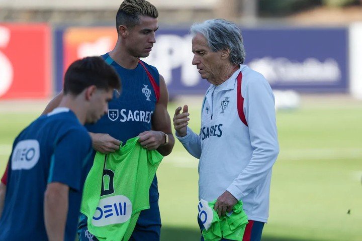 Cristiano Ronaldo đối mặt án phạt của Liên đoàn Bóng đá Bồ Đào Nha sau khi tự ý rời đội tuyển quốc gia. (Ảnh: The Irish Sun)