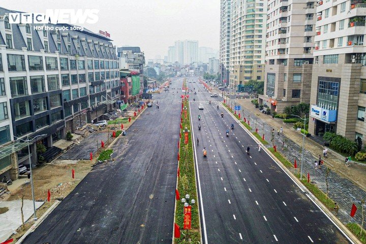 Tại đoạn Cầu Giấy - Dương Đình Nghệ, không khí trong ngày 10/10 trở nên sôi động.