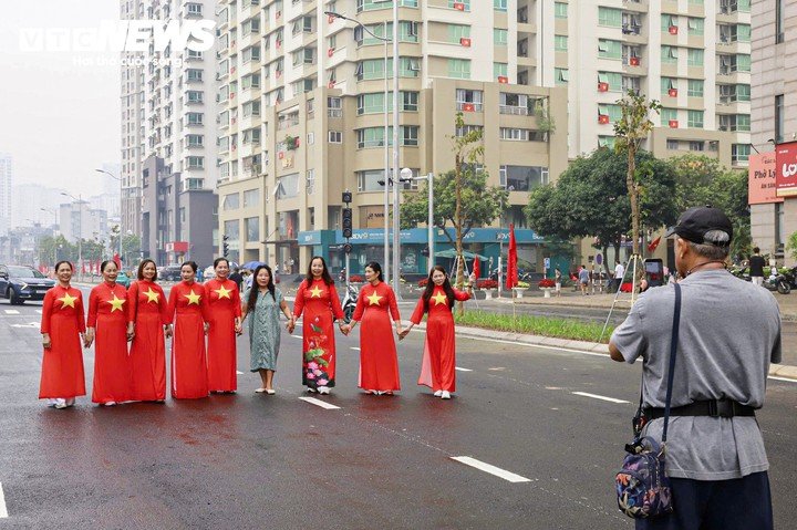 Trong ngày tuyến đường thông xe kỹ thuật, nhiều người dân có mặt tại khu vực để tham quan, chụp ảnh lưu niệm.