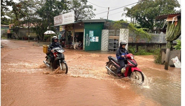 Mưa lớn, nước trên đồi đổ về ảnh hưởng đến việc đi lại của người dân tại xã Trung Thuần (tỉnh Quảng Trị). (Ảnh: T.A)