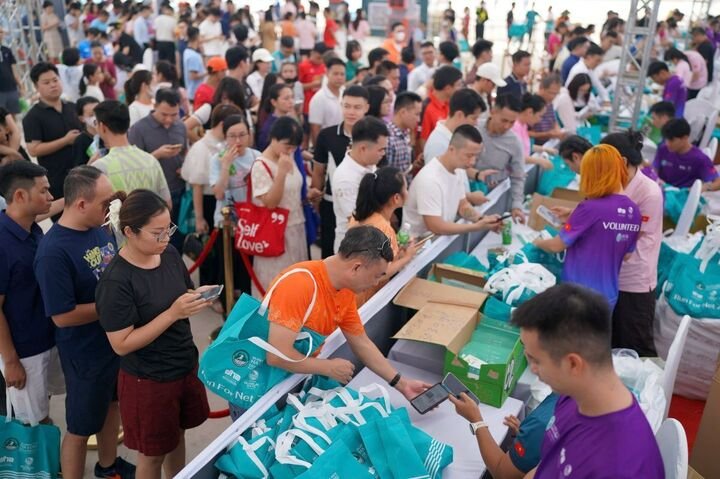 15.000 runner sẽ cùng thiết lập kỷ lục Việt Nam “Số lượng vận động viên cùng mặc áo mang thông điệp Run for Net Zero lớn nhất”.