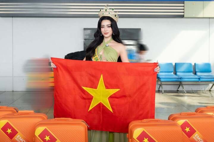 Người đẹp lớn lên tại Việt Nam, từng học tại các trường quốc tế trong nước trước khi sang Mỹ học phổ thông năm 15 tuổi. Sau đó, cô theo học chương trình nghệ thuật tại Irvine Valley College, California.