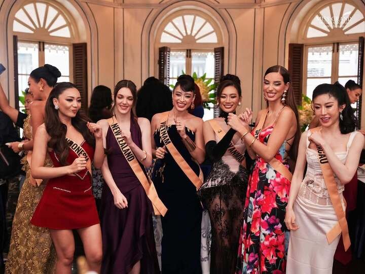 Không chỉ nhờ sắc vóc, Emoura còn sớm có những dấu ấn tại Miss Grand International 2026. Cô lọt Top 10 Pre-Arrival trước khi cuộc thi bước vào chuỗi hoạt động chính thức.