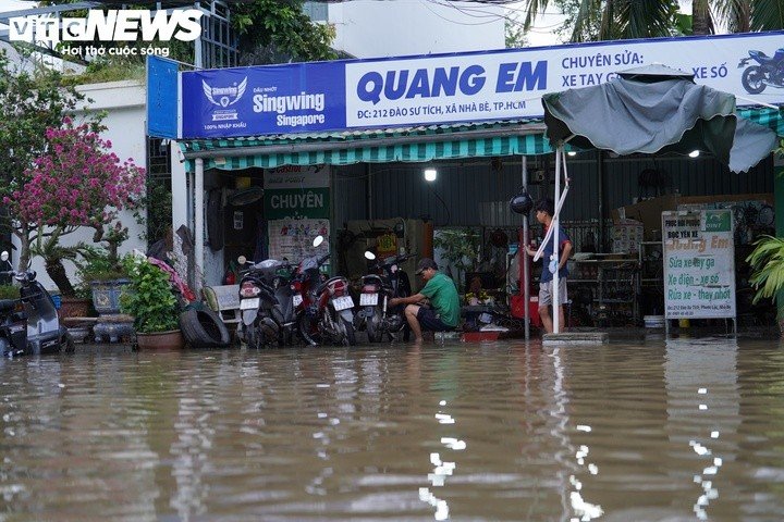 Không chỉ ảnh hưởng đến giao thông, triều cường còn khiến hoạt động kinh doanh dọc tuyến đường Nguyễn Bình rơi vào cảnh ế ẩm. Nhiều cửa hàng vắng khách, trong khi nước ngập tràn vào nhà gây thiệt hại tài sản.