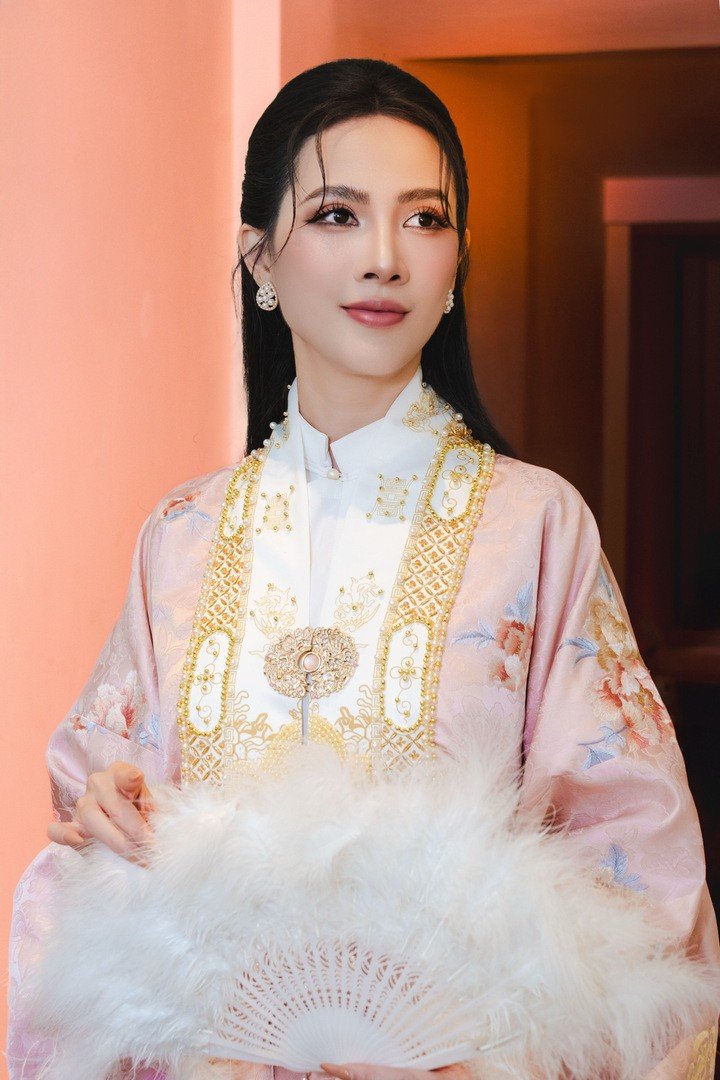 Phan Thị Mơ từng đăng quang Hoa hậu Đại sứ Du lịch Thế giới 2018.