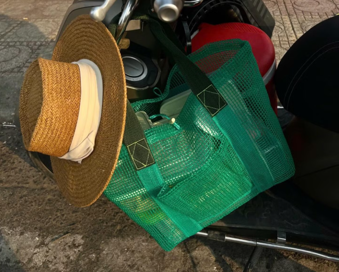 Chiếc túi lưới tái chế được dùng để đi chợ.