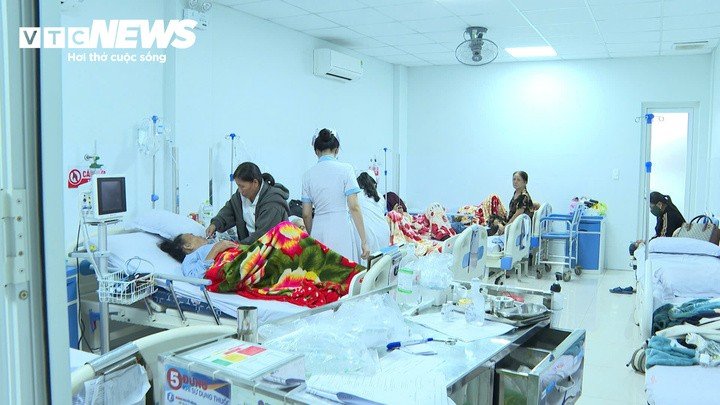 Số bệnh nhân nhập viện nghi do ngộ độc thực phẩm sau khi ăn bánh mì vỉa hè ở Quảng Ngãi đã tăng lên 135 người.
