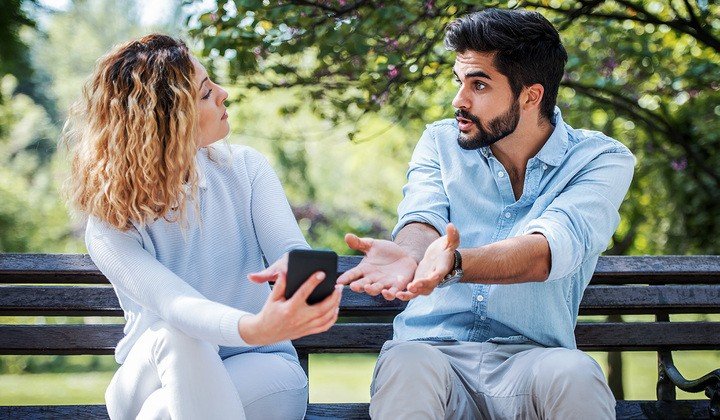 Nhiều người đàn ông không thường xuyên chụp ảnh bằng điện thoại nên thiếu kiến thức để chụp đẹp cho người yêu. (Ảnh: iStock)