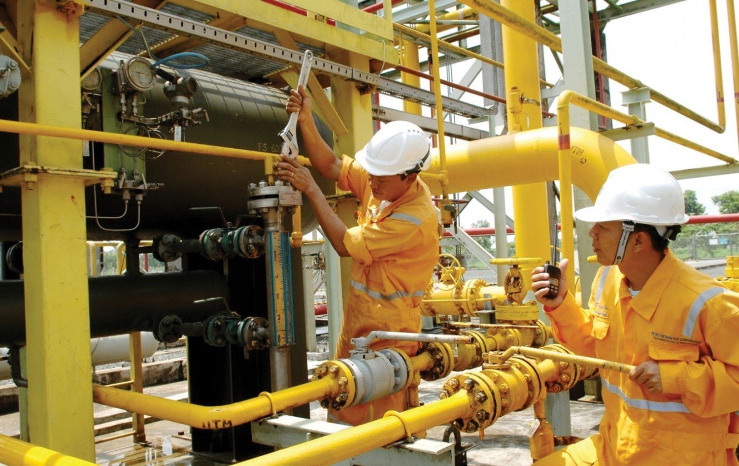 Dầu khí là ngành có đặc thù vốn lớn, kỹ thuật cao và rủi ro lớn. Mọi công đoạn từ khảo sát, khoan, khai thác đến vận hành ngoài khơi đều đòi hỏi thiết bị chuyên dụng, công nghệ hiện đại và dịch vụ có độ tin cậy cao. (Ảnh minh họa)