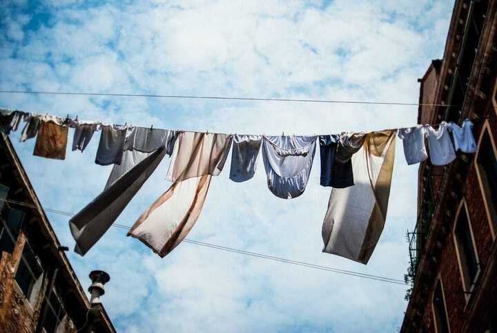 Việc phơi đồ bị đánh giá là gia đình nghèo, không có tiền mua máy sấy. (Ảnh: ShutterStock)