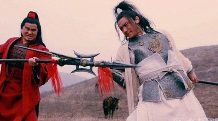 Quách Thịnh (áo trắng) cùng với Lã Phương giữ nhiệm vụ làm trung quân kiêu tướng trên Lương Sơn Bạc.