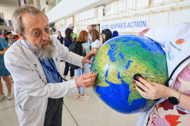 Các nhà hành động vì khí hậu bên ngoài hội nghị COP28, năm 2023. (Ảnh: Getty Images)