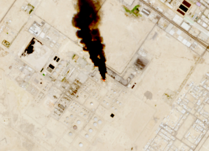 Khói bốc lên từ hiện trường vụ tấn công của Houthi ở phía nam Riyadh. (Ảnh: Reuters)