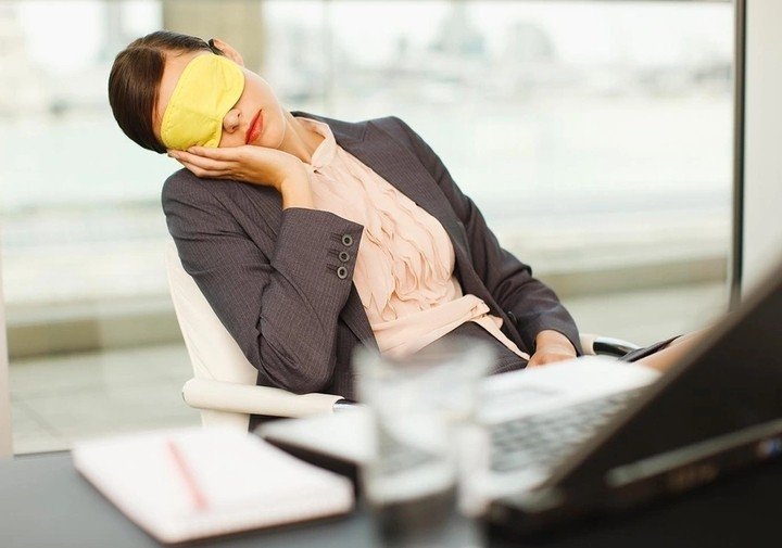 Giấc ngủ trưa là thói quen quen thuộc của nhiều người Việt.