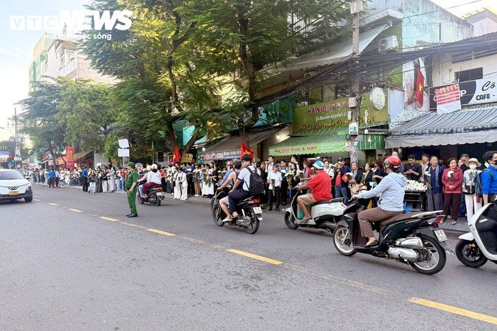 Người dân xếp hàng dài trên đường Trường Sơn.