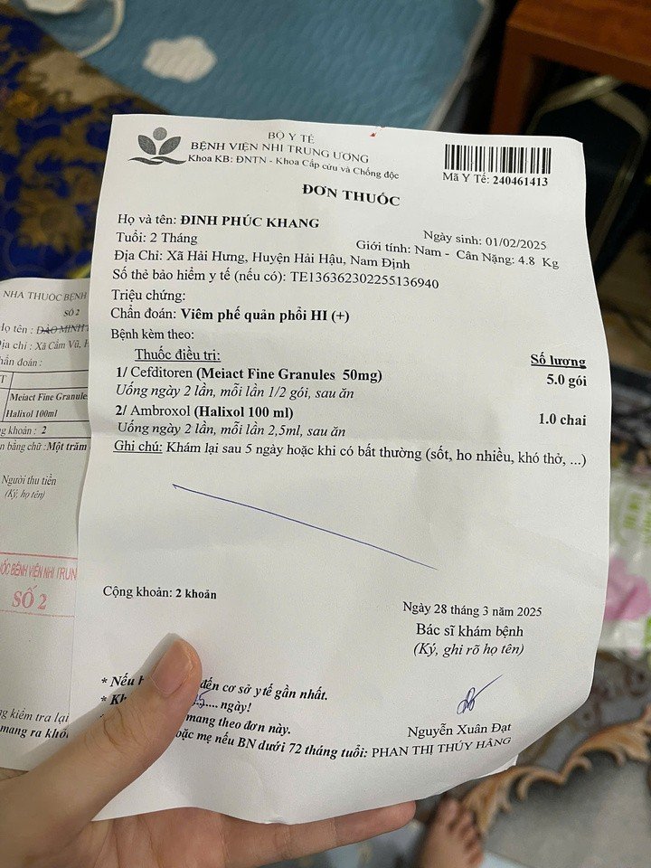 Đơn thuốc của hai con nhỏ trong gia đình sống sát bãi rác Hải Hưng. Theo gia đình, các cháu thường xuyên mắc bệnh đường hô hấp và phải sử dụng thuốc định kỳ. (Ảnh: NVCC)