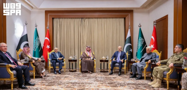 Ngoại trưởng Ả Rập Xê Út, Hoàng tử Faisal bin Farhan Al Saud và Bộ trưởng Quốc phòng, Hoàng tử Khalid bin Salman, cùng các bộ trưởng và lãnh đạo quân sự Thổ Nhĩ Kỳ và Pakistan tham dự cuộc họp về hiệp ước phòng thủ Mecca giữa ba nước tại Riyadh ngày 5/10. (Ảnh: Saudi Press Agency/Reuters)
